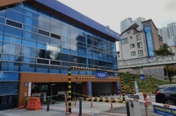 광명역 D주차장 건물 입구