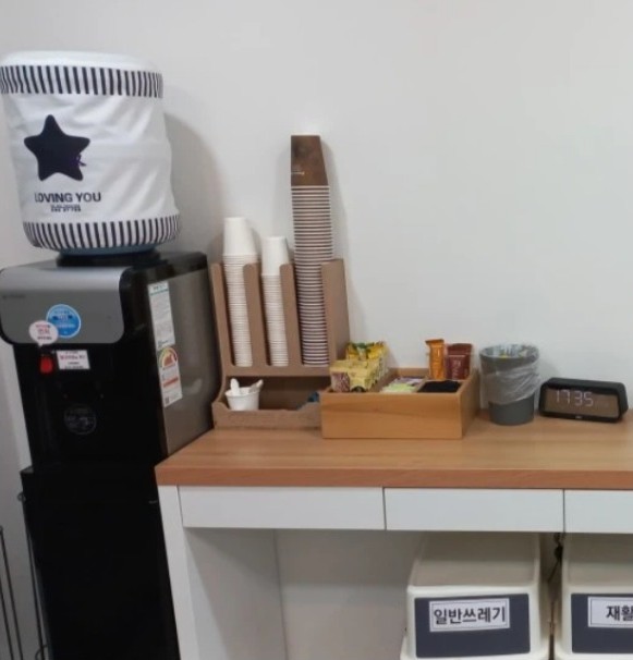 로비의 정수기와 커피, 차