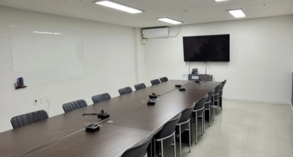 지스페이스 16인실 회의실 내부