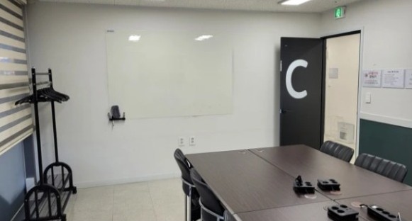 8인실 회의실 C, 출입문과 화이트보드